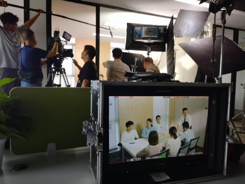 杂多县TVC拍摄公司：科技产品视觉化大师，诠释未来感与功能美学
